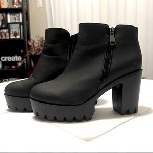 New Women Refresh Sabrina-02 Leatherette Zip Up Lug Sole Platform Bootie Size 10